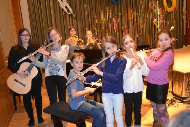 Die acht Jungmusiktalente: Laura Molnar, Laura Kaltenecker, Niklas Unger, Emely Krug, Emerita Kicka, Theresa Portschy (vorne), Anna Kollmann und Mia Honigschnabel (hinten) | Foto: Michael Strini
