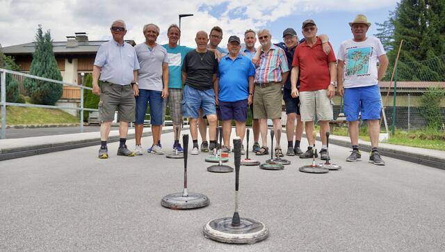 Täglich wird auf der Asphaltbahn in Bischofshofen geschossen, auch die ältesten Vereinsmitglieder sind noch aktiv dabei.  | Foto: Alexander Holzmann