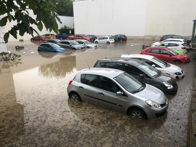 Überflutungen wie diese führt der Umweltverein LELOG (Umweltschutz für die Region Bisamberg,) unter anderem auf massive Bodenversiegelung zurück. | Foto: FF Bisamberg