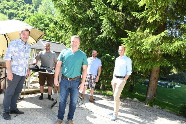 Bürgermeister Werner Krammer, Markus Strondl (fibernex.at), die Gemeinderäte Christian Pechhacker und Leopold Brenn sowie Mario Magnes (Bauamt). | Foto: Stadt WY