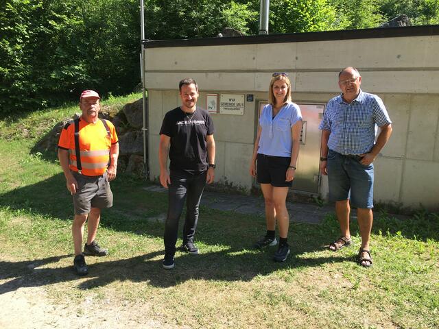 Zufrieden von der erfolgreichen Sanierung zeigen sich Bauhofleiter Johann Tschugg Bauamtsleiter Dietmar Pregenzer, Bürgermeisterin Daniela Kampfl und Vizebürgermeister Thomas Kölli (v.l.) 

 | Foto: Gemeinde Mils