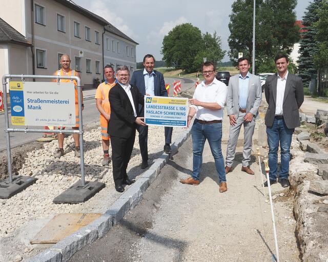 Markus Weninger und Hofschweiger Markus (beide Straßenmeisterei Mank), Landesrat Ludwig Schleritzko, NÖ Straßenbaudirektor DI Josef Decker, Bürgermeister Hans-Jürgen Resel, DDI Christian Schrenk-Lechner BSc (Leiter-Stv. der NÖ Straßenbauabteilung 5, St. Pölten), Lorenz Stiedl (Betriebsleiter der Straßenmeisterei Mank) | Foto: NÖ Straßendienst