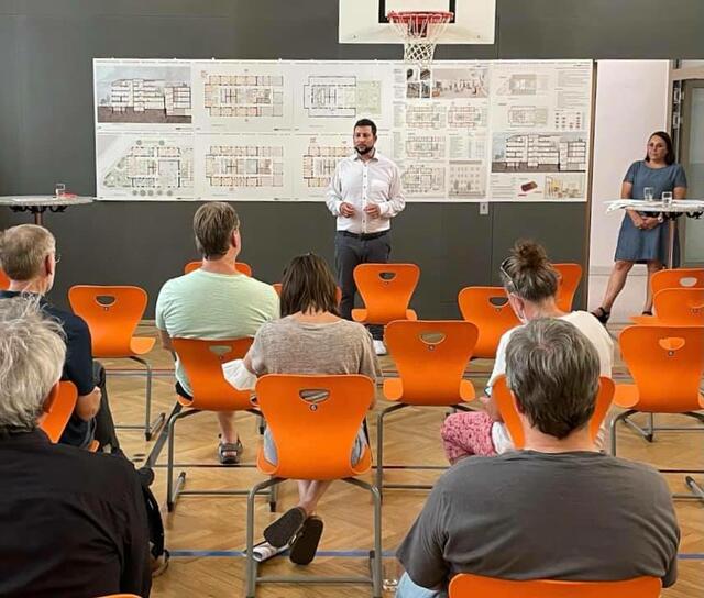 Bezirksvorsteher Markus Rumelhart (SPÖ) präsentierte Lehrerinnen und Lehrern sowie Elternvertreterinnen und -vertretern die Entwürfe zur Umgestaltung. | Foto: BV6