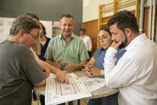 Bei der Präsentation der Umbau-Entwürfe zum Schulstandort Mittelgasse/Spalowskygasse wurde rege diskutiert. | Foto: BV6
