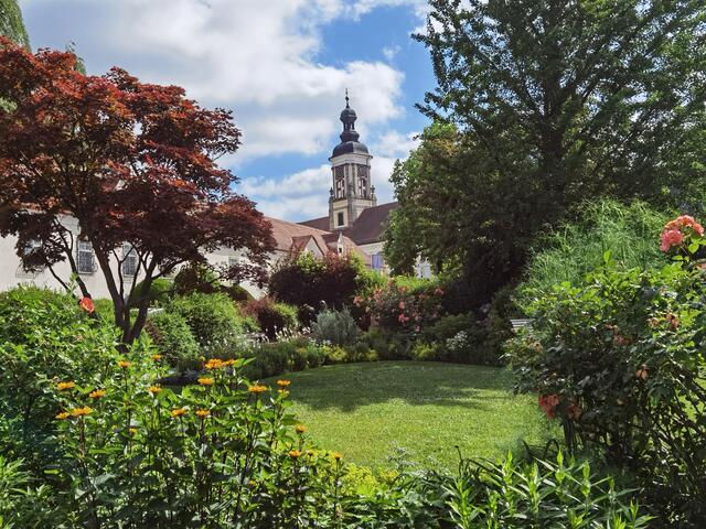 Eingerahmt von der Blütenpracht und den Bäumen im Literaturgarten, ein Blick auf das Stift St. Florian | Foto: Hans Rüdiger Scholl