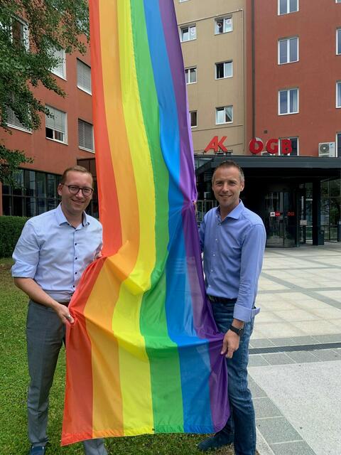 AK-Präsident Peter Eder (re.) und FSG-Landesgeschäftsführer Georg Djundja hissten am Mittwoch vor der AK Salzburg die Regenbogenfahne. | Foto: AK/Schulz