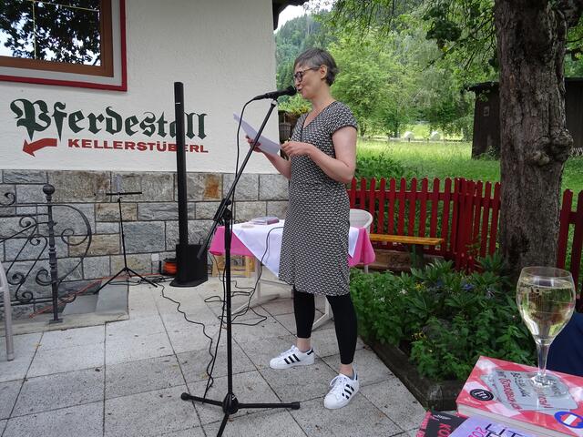 Petra Piuk las im Neukirchner Pferdestall. | Foto: Tauriska