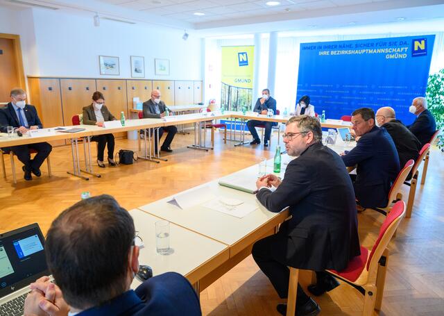 Der erste Runde Tisch zum Thema Holztransporte im Waldviertel fand im Mai 2021 in der Bezirkshauptmannschaft Gmünd statt. | Foto: NLK/Burchhart