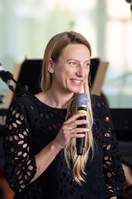 Landesrätin Juliane Bogner-Strauß freute sich besonders über den Auftritt der Family Tones: "Diese Kinder zeigen, wie eine unbeschwerte Kindheit aussehen kann." | Foto: schubiduquartet.com
