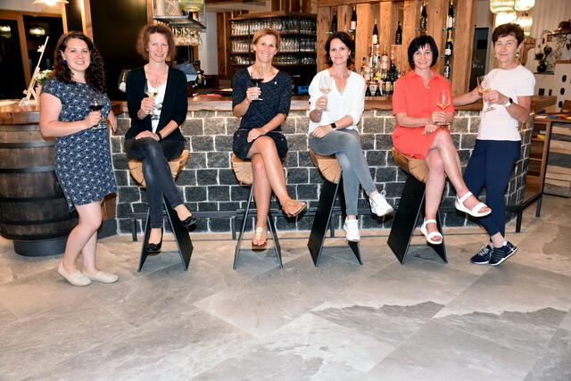 Katharina Nenning, links,  mit ihrem Team, rechts Christa Hochgatterer.  | Foto: Robert Zinterhof