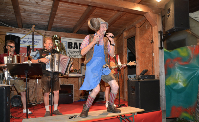 Valentin "Volte" Stubinger und sein Schilehrer Trio sind fix dabei beim Dämmerschoppen. | Foto: Alfred Cernic