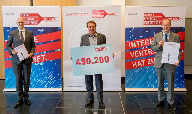 Präsentation der bisherigen Corona-Bilanz der Wirtschaftskammer NÖ und des 10-Punkte-Programms „Zurück nach Vorne!“: WKNÖ-Direktor Johannes Schedlbauer, WKNÖ-Präsident Wolfgang Ecker und WKNÖ-Vizepräsident Erich Moser. 
 | Foto: Tanja Wagner