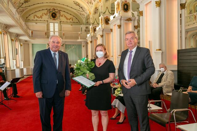 Sabine Gollmann, stellvertretend für das Team Straßenzeitung Megaphon hat den Menschenrechtspreis von Landeshauptmann Hermann Schützenhöfer (l.) und LH-Stellvertreter Anton Lang entgegen genommen. | Foto: Foto Frankl/Land Steiermark