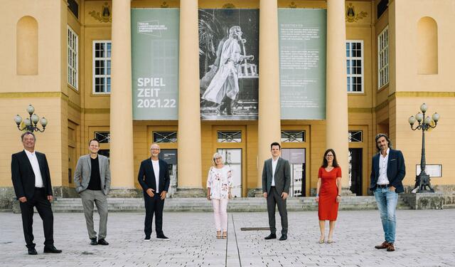 Präsentation der Spielzeit 2021/22: Alexander Rainer, Leiter des Orchesterbüros, Michael Nelle, Operndirektor, Johannes Reitmeier, Geschäftsführender Intendant, Beate Palfrader, Landesrätin für Bildung, Kultur, Arbeit und Wohnen, Markus Lutz, Geschäftsführender Kaufmännischer Direktor, Christina Alexandridis, Schauspieldirektorin und Chefdramaturgin, Enrique Gasa Valga, Direktor der Tanzcompany Innsbruck | Foto: Andrea Leichtfried
