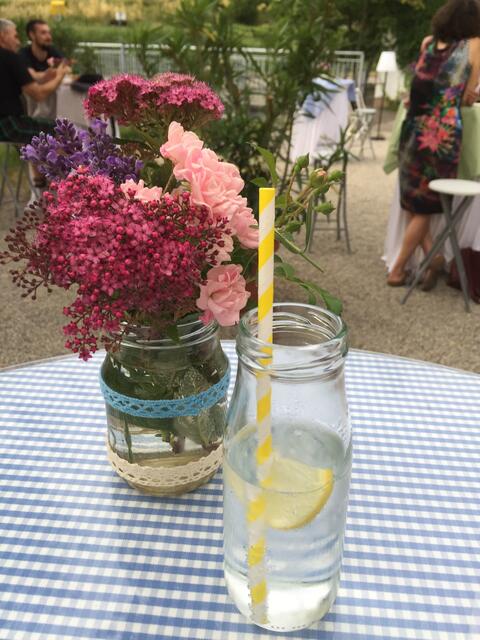 Stehtische, Barhocker und egal wo man hinschaut, liebevolle Dekoration. Sogar der Strohalm wird dem Getränk angepasst. 