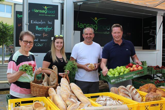 Vizebürgermeister Thomas Hoffmann (rechts) und Hans Goldenits freuen sich über einen gelungenen Start des Hansag-Food Verkaufsstands in Schattendorf.  | Foto: LMS BGLD