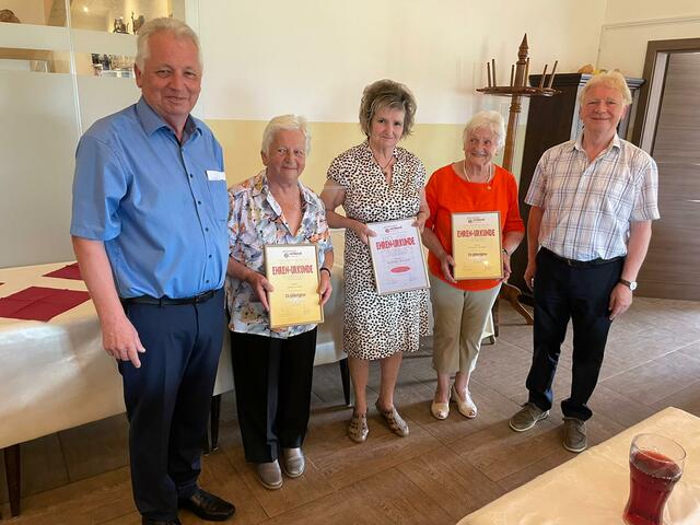 Einige Mitglieder wurden für ihre langjährige Mitgliedschaft beim Verein ausgezeichnet. | Foto: Privat