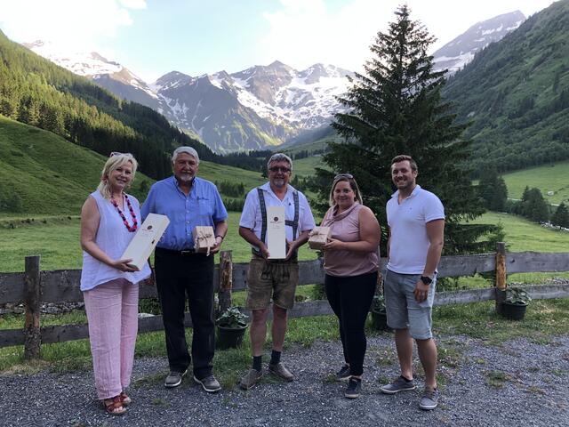 Gratulanten der Gemeinde Bruck: Andrea Nussbaumer, Manuela Griessner, Jakob Schwab mit Fritz Dorrer und Rudi Hollaus
 | Foto: Tourismusverband Bruck/Fusch