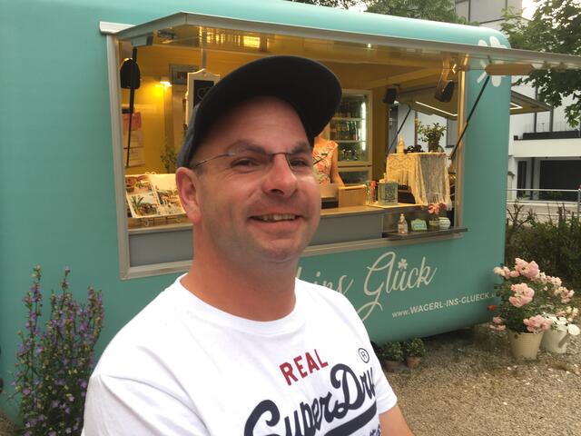 Robert Köhler erfreut sich nach einem harten Arbeitstag an einem kühlen Getränk am Weidlingbach.