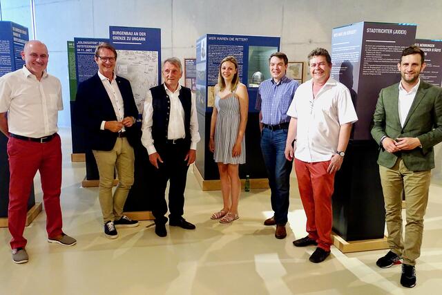 Ausstellungsverantwortliche und Ehrengäste bei der Eröffnung der Ausstellung „Ritter - Bürger – Bauern“ im Museum Hartberg. | Foto: KK