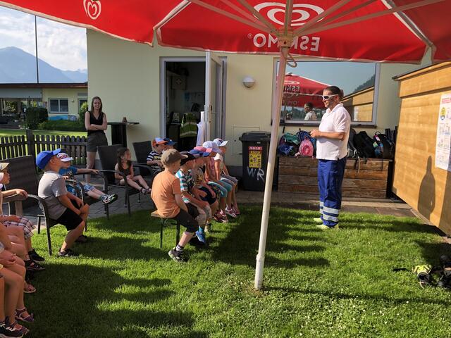 Die Kinder lernten direkt bei der Wasserrettungsstation die Baderegeln | Foto: Asbö Wasserrettung Zell am See