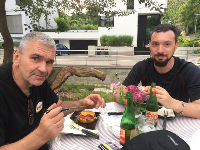 Peter Vrabek und Sohn Peter Sevlik geniessen die Berge und das Bier.