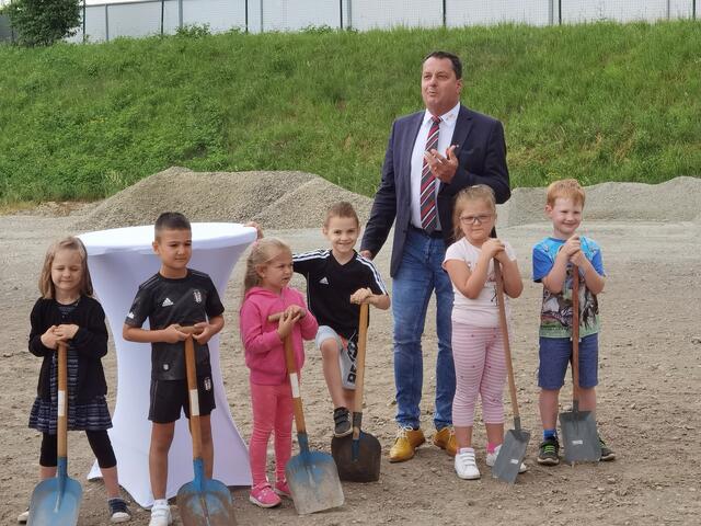 Bürgermeister Froschauer begrüsst die zahlreichen Gäste und stellt die zukünftigen Nutzer des Kindergartens in den Mittelpunkt seiner Rede | Foto: Hans Rüdiger Scholl