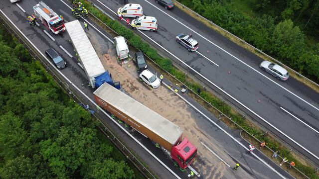 Innerhalb von Sekunden krachten auf der A25 fünf Lastwagen, sieben Autos und ein Kleintransporter ineinander. | Foto: laumat.at