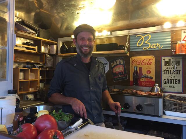 Niki Trat sorgt für kulinarischen Genuss. Die Burger variieren jede Woche.