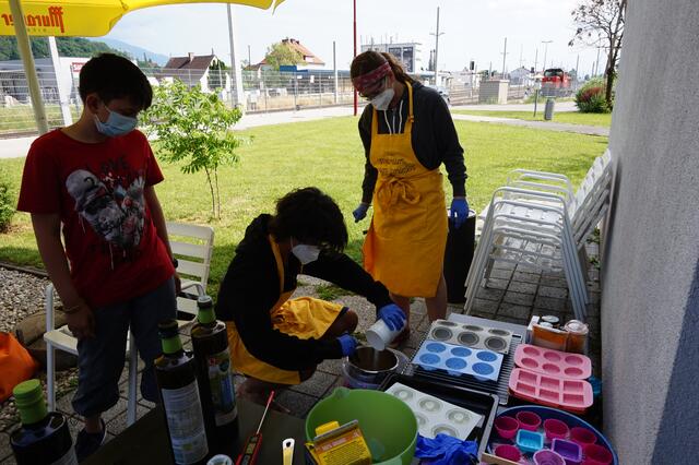 Radu Pintoiu, Lev Deyvis und Sabine Furian packten fleißig mit an. | Foto: JUZ Wolfsberg