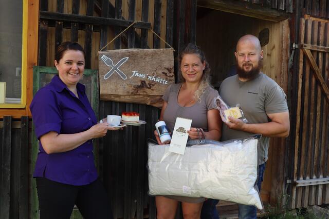 Michaela Sonnberger, Manuela Kernmayer und Jochen Lobenwein vor der Jausenhütte in Maria Waitschach.  | Foto: RMK 