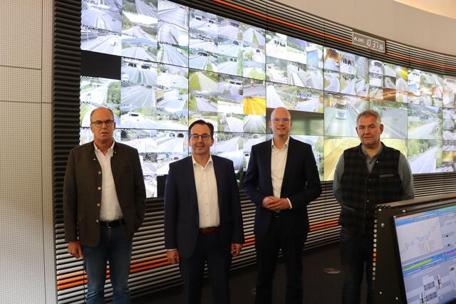 Präsentierten heute gemeinsam den Ausblick auf die Sanierungen des Arlbergtunnels in den kommenden Jahren (v.l.n.r.): Florian Morscher (Bürgermeister Klösterle), Stefan Siegele (Geschäftsführer ASFINAG Alpenstraßen GmbH), Andreas Fromm (Geschäftsführer ASFINAG Bau Management GmbH) und Helmut Mall (Bürgermeister St. Anton am Arlberg). | Foto: Othmar Kolp