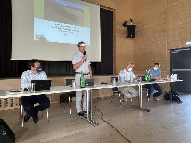 Von links: Hannes Zavodnik und Michael Kotomisky von Porr Bau Gmbh, Bürgermeister Wolfgang Gallant und Georg Weissensteiner vom Umweltbüro Klagenfurt | Foto: RMK