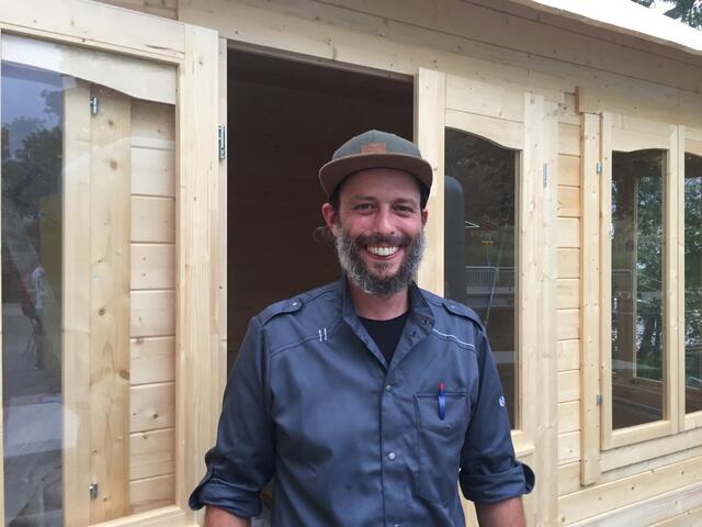 Niki Trat informiert über seine neue Eisdiele. Zuckerlrosa wird der Anstrich und das Eis natürlich selbstgemacht.