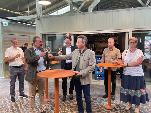 Prost auf die neue Halle: Stadtchef Siegfried Nagl (vorne rechts) mit Vizebürgermeister Mario Eustacchio | Foto: KK