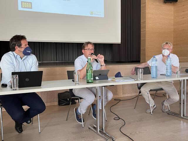Von links: Hannes Zavodnik und Michael Kotomisky von Porr Bau Gmbh und Bürgermeister Wolfgang Gallant | Foto: RMK