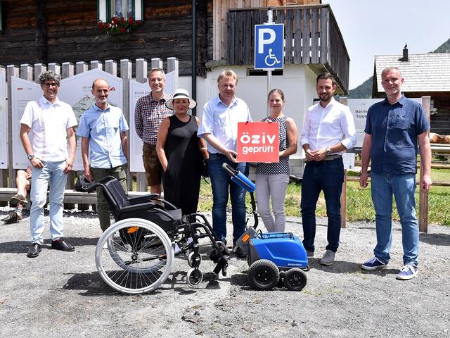 Gemeinsame Freude über das barrierefreie Alm-Erlebnis auf der Egger Alm. V.l.n.r.: Robert Heuberger, Friedl Veider, Markus Brandstätter, Anita Mösslacher, Bgm.Leopold Astner, Bgm. Karolin Turnschek, Landesrat Sebastian Schuschnig, ÖZIV-Projektleiter Peter Noflatscher | Foto: Jost