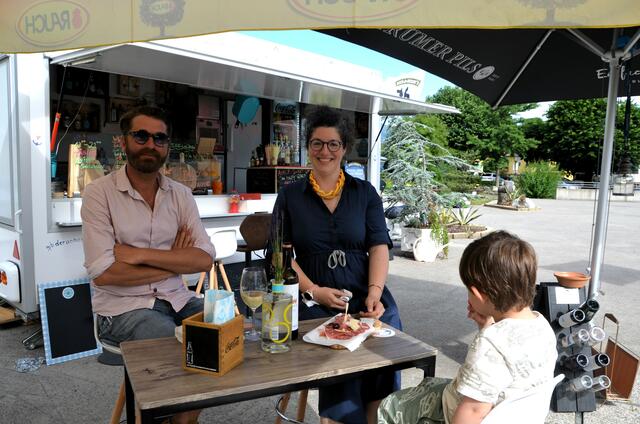 Christian Dobran mit Nachbarin Stefanie Aniwanter ("Seeglück" Hotel Forelle) und Sohn Konstantin