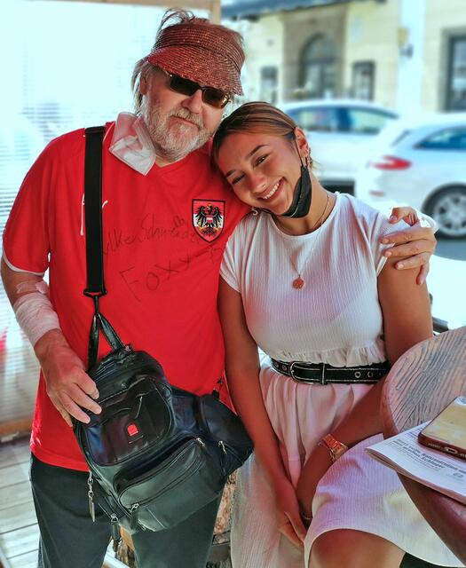 Auch am Leiberl: Altstadt-Beisl Tochter Naomi mit Regionauten Roland Pössenbacher | Foto: Roland Pössenbacher