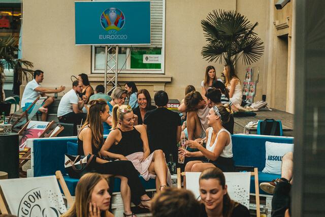 Public Viewing im Viertel 4 mitten in Graz – in einer ganz besonderen Atmosphäre und mit vielen coolen Drinks.  | Foto: jack-coleman.com