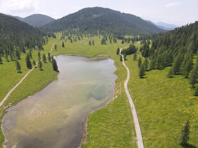 Der Eggeralm-See auf ca 1.400 Meter Seehöhe | Foto: Jost