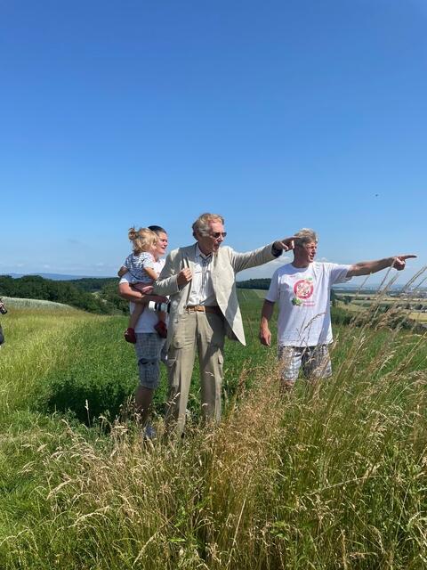 Bernd Lötsch machte sich in den Feldern rund um St. Georgen selbst ein Bild von der geplanten Trassenführung durch Ackerland und Grünflächen.