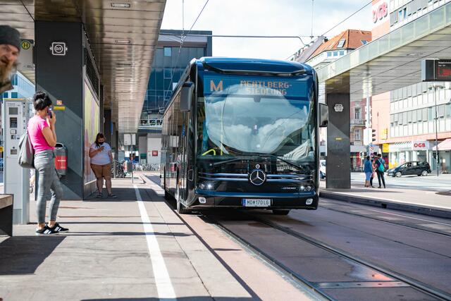 Nicht in rot sondern in schwarz sind die E-Busse um IVB-Testbetrieb im Einsatz. | Foto: IVB