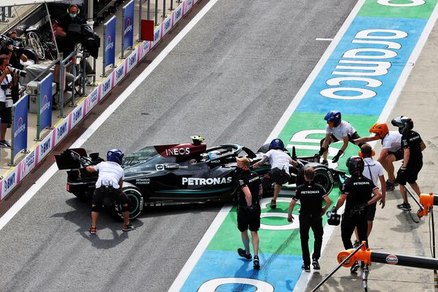 Valtteri Bottas drehte sich in der Boxengasse. | Foto: GEPA