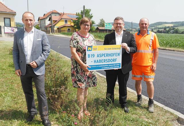 Harald Kaufmann (Leiter der NÖ Straßenbauabteilung 2 in Tulln), Bürgermeisterin Katharina Wolk, Landesrat Ludwig Schleritzko, Roman Raudecker (Straßenmeisterei Neulengbach) | Foto: NÖ Straßendienst