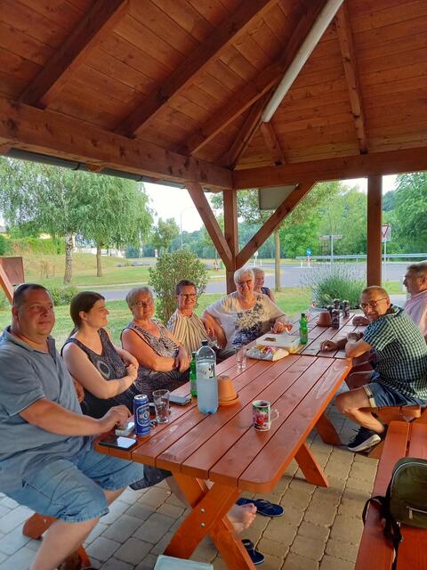 Die Freunde genießen den schönen Abend in geselliger Runde.  | Foto: Exel