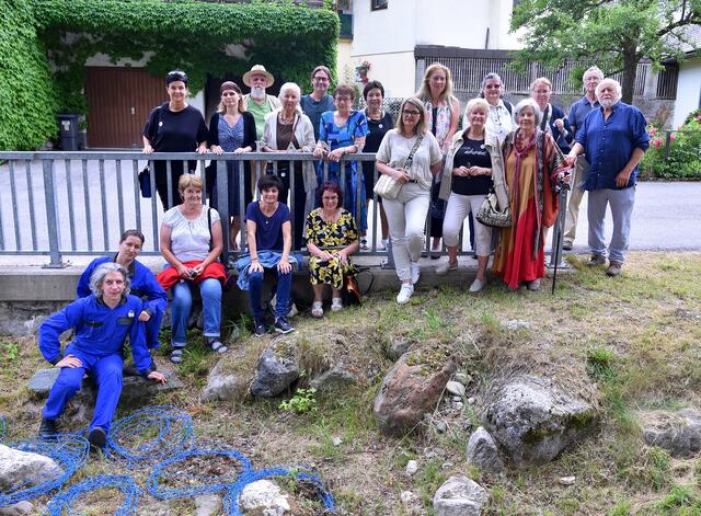 Insgesamt 25 Künstlerinnen und Künstler haben sich für die Wiederbelebung des versiegten Mühlbaches in Hermagor solidarisch erklärt und machen mit interessanten Exponaten zu diesem Thema bis zum 23.Juli aufmerksam