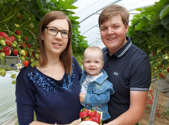 Michael Habeler mit seiner Frau und der nächsten Generation die mit dem Familienbetrieb aufwächst. | Foto: Sonnenobst Habeler