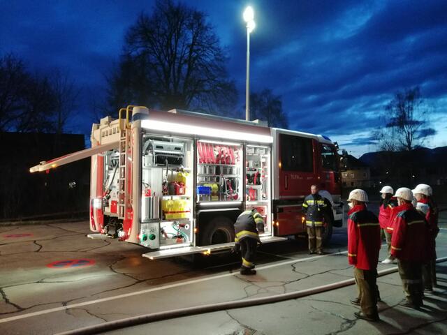Die Nachwuchsflorianis lernen das Feuerwehrauto und die Ausrüstung kennen – was wird wann verwendet, um Hilfe zu leisten? | Foto: FF Eberndorf