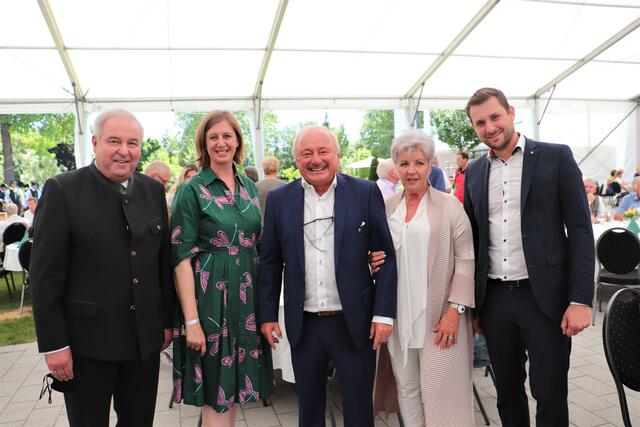 Anton Scherbinek mit Gattin Sophie, LH Hermann Schützenhöfer, LR Barbara Eibinger-Miedl und seinem Nachfolger als Bürgermeister Matthias Pokorn.  | Foto: Edith Ertl